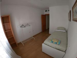una piccola camera con un letto e un libro di Sierra Nevada y La Alhambra a Huétor Vega