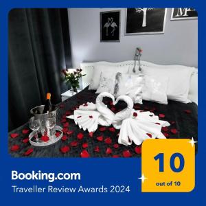ein Hotelzimmer mit einem Bett mit zwei weißen Hochzeitstüchern in der Unterkunft Apartament 10 Glamour Aquapark Reda in Reda