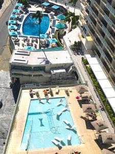 una vista aérea de una piscina en un complejo en Ilikai Apt 2127 - Spacious Studio with Spectacular Ocean & Harbor Views en Honolulu