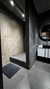 Een badkamer bij Люкс в стиле LOFT