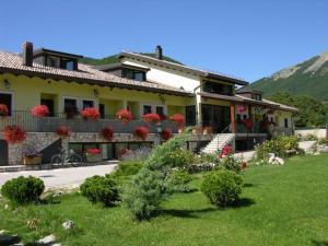 una casa con dei fiori sul lato di Hotel Cocoon a Pescasseroli