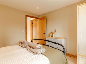 1 dormitorio con 1 cama con toallas en 1 Bed in Glastonbury 86979 en Edington