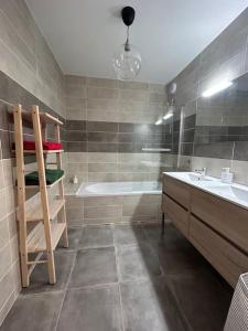 een badkamer met een bad, een wastafel en een bad bij Jardin Secret C01 in Antibes