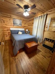 A bed or beds in a room at Hillside Hideaway