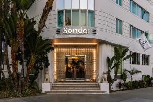 ロサンゼルスにあるSonder The Beaconの建物の前に階段があるサンダーホテルの入り口