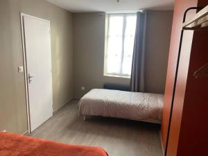 - une petite chambre avec un lit et une fenêtre dans l'établissement Appartement 3 - Hyper centre - 1 à 4 personnes, à Douai