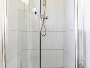 een douchecabine met een glazen douchedeur bij Chalet in Brabant with Spacious Garden in Veldhoven +32 foto's