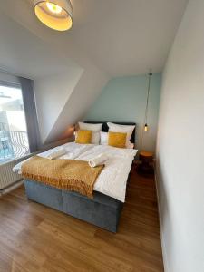 una camera da letto con un grande letto in mansarda di ٤Neu٤Fantastischer Meerblick-Stylish-King Bed-PP a Scharbeutz