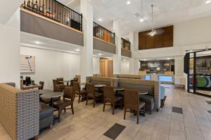 a dining area with tables and chairs in a restaurant at Holiday Inn Express Branson- Green Mountain Drive, an IHG Hotel in Branson