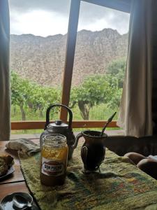 un tavolo con teiera e bollitore per il tè di Mañana campestre a Chilecito