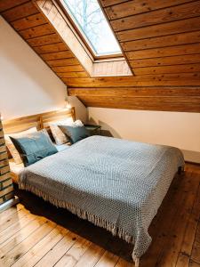 a bedroom with a large bed with a skylight at Domek w Karpaczu in Karpacz