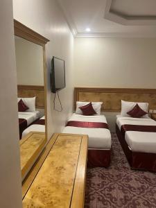 Ένα ή περισσότερα κρεβάτια σε δωμάτιο στο فندق سناء الفضي -التيسير-