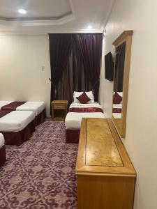 Ένα ή περισσότερα κρεβάτια σε δωμάτιο στο فندق سناء الفضي -التيسير-