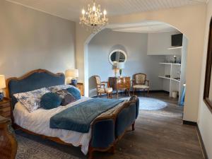 ベラックにあるMoon River Bellac Chambre d'hotesのベッドルーム1室(ベッド1台、テーブル、椅子付)