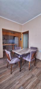 ein Esszimmer mit einem Tisch und zwei Stühlen in der Unterkunft Patuli House - Casa alquiler temporario Córdoba in Cordoba