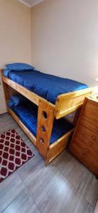 1 dormitorio con 1 litera con sábanas azules en Patuli House - Casa alquiler temporario Córdoba en Córdoba