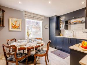 a dining room with a table and chairs and a kitchen at 2 Bed in Ironbridge 89961 in Coalbrookdale