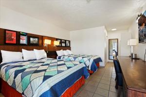ein Hotelzimmer mit 2 Betten in einem Zimmer in der Unterkunft Temple View Inn in Ogden