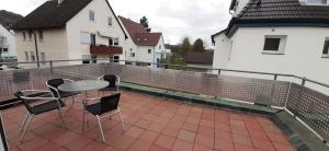 patio con mesa y sillas en el balcón en Fewo Reutlingen Heinestrasse en Reutlingen