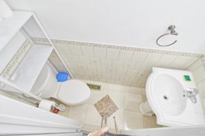 uma casa de banho com um WC branco e um lavatório. em Beautiful room with private powder room em Vaughan