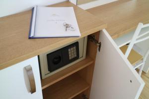 un libro sobre una mesa con microondas en Studio Apartments & Rooms Lela, en Šipanska Luka