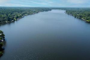 een luchtzicht op een grote rivier met bomen bij Family Tides! Lake Gladewater in Gladewater