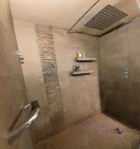 Zdjęcie z galerii obiektu LUXURY 270M² HOUSE OF CHARACTER IN OLD STONES WITH HEATED POOL, NEAR CALVI w mieście Calenzana