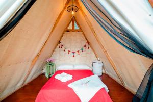 a room with a bed in a tent at Refugio Explora Verde in Choachí