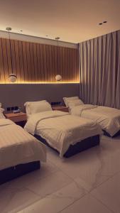 uma fila de camas num quarto de hotel em شقة دخول ذاتي em Taif
