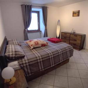 een slaapkamer met een bed, een dressoir en een spiegel bij Maison Clair Vda Gressan n 0094 in Aosta