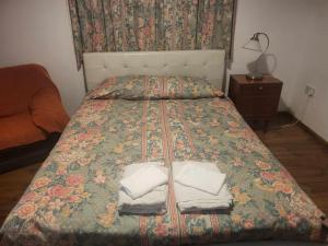 Elenas Home في ليماسول: غرفة نوم عليها سرير وفوط