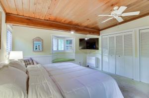 Krevet ili kreveti u jedinici u objektu Puget Sound Cottage with Private Community Beach!
