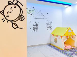 a childs room with a wall mural of a giraffe at Bukit Indah, Pool Table, 16Pax, 5 min to Aeon mall in Johor Bahru