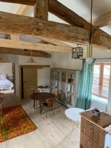 Φωτογραφία από το άλμπουμ του LES APPARTEMENTS DU SAINT THIERS, la Provence dans un coin de la Drôme et l'esprit d'une maison d'hôtes à Saoû σε Saou
