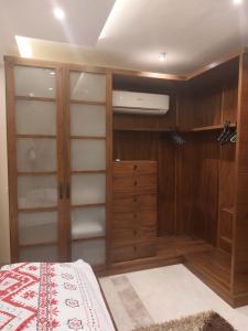 a bedroom with a closet with a dresser and a bed at صن سيتي in Cairo
