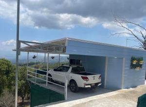 Ein weißer Truck parkt in einer blauen Garage. in der Unterkunft Cabaña mirador Jacuzzi 