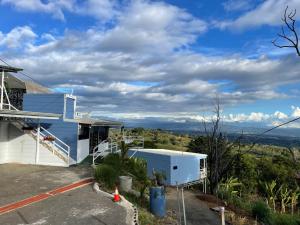 ein blau-weißes Haus mit Aussicht in der Unterkunft Cabaña mirador Jacuzzi 