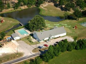 vista aerea di una casa con piscina di Lakeside Retreat a Quitman