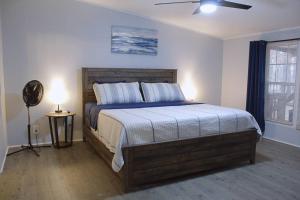 um quarto com uma cama grande e uma ventoinha em Lakeside Retreat em Quitman