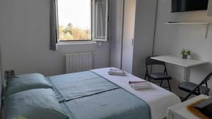 מיטה או מיטות בחדר ב-Cosy room Arba with private bathroom and sea view