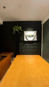 una gran mesa de madera con un cartel en la pared en Apartamento Piauhy - Studio, en Teresina