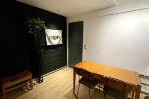 - une salle à manger avec une table et des chaises en bois dans l'établissement Apartamento Piauhy - Studio, à Teresina