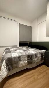 ein Schlafzimmer mit einem großen Bett in einem Zimmer in der Unterkunft Apartamento Piauhy - Studio in Teresina