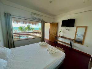 1 dormitorio con 1 cama y vistas al océano en Costa Nueva, en Zorritos