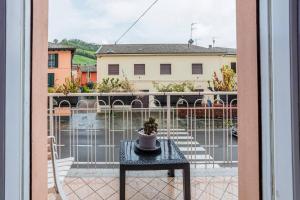 a view of a balcony with a table and a building at Appartamento Luxury Adri in Talignano