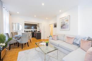 salon z kanapą i stołem w obiekcie Brand New Modern Block of Apartments By AV Stays Short Lets London w mieście Croydon