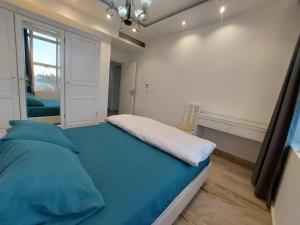 Un dormitorio con una gran cama azul y una ventana en Andlous inn en Hurghada
