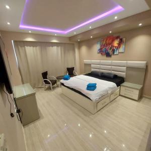 Un dormitorio con una cama con almohadas azules. en Andlous inn en Hurghada