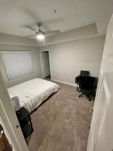 una camera con letto, scrivania e ventilatore a soffitto di Luxury Buckhead Suite Next To Train Station ad Atlanta