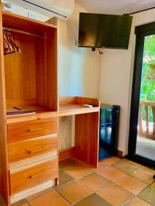 cocina con armario de madera y ventana en Seagull Cove Resort, en Boca Chica